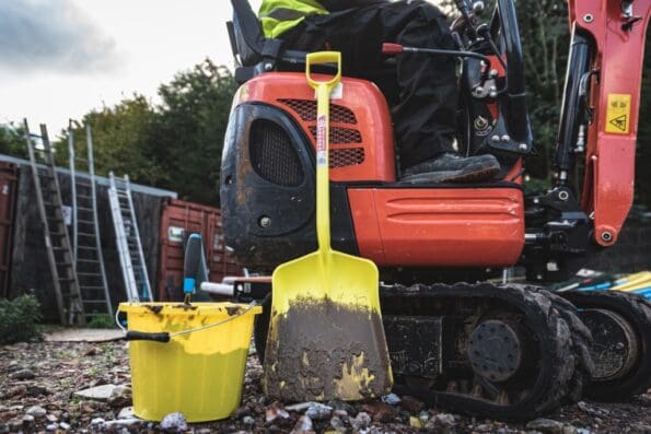 Shovel With 101cm Yellow Handle